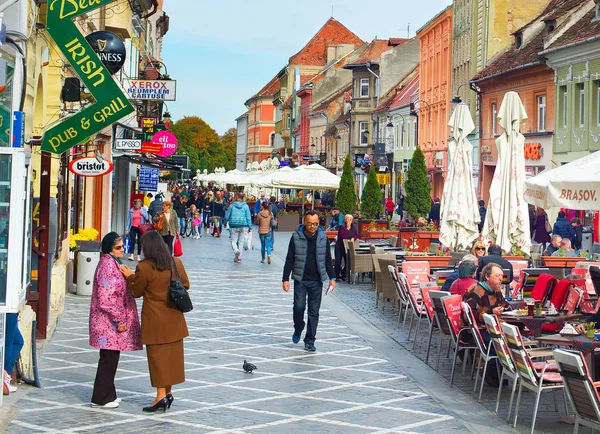 Ludzie na ulicy starego miasta — Zdjęcie stockowe