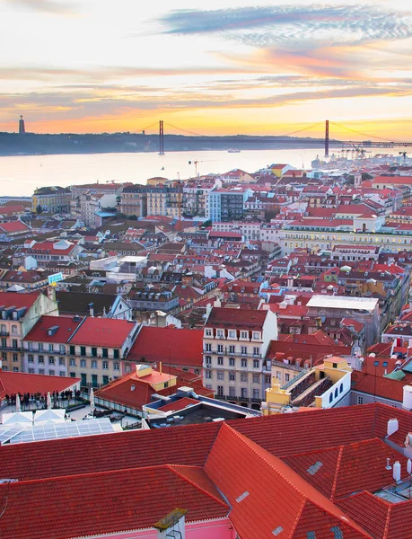Lisboa Vista del casco antiguo al atardecer — Foto de Stock