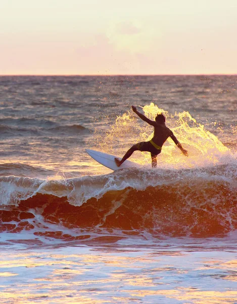 Surfista surfa no oceano — Fotografia de Stock