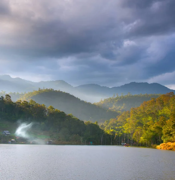 Paisaje con lago, montañas y hermosas nubes —  Fotos de Stock