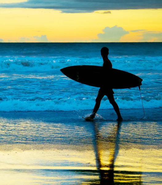 Surfista ao pôr do sol, ilha de Bali — Fotografia de Stock