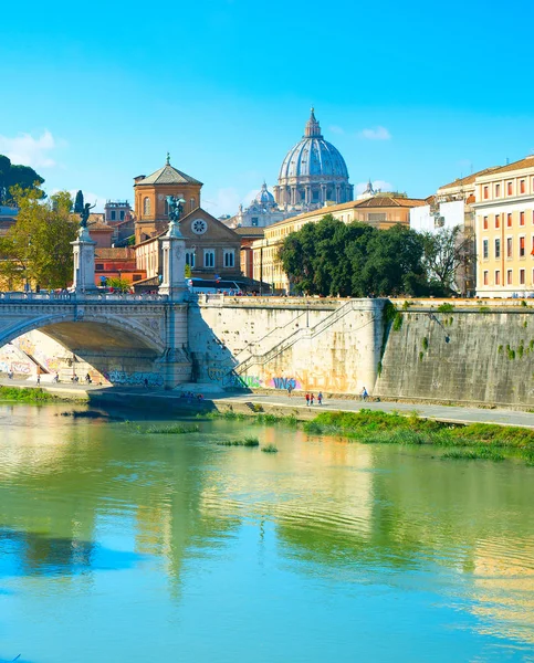 Tiber und St. Peter 's Cathedral in Vatican — Stockfoto