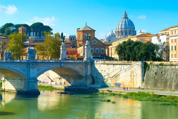 Tiber and St. Peter's cathedral in Vatican — Stock Photo, Image