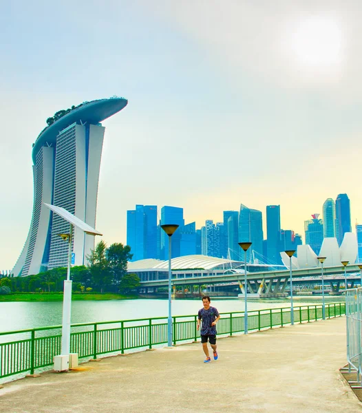 Hombre corriendo en Singapur — Foto de Stock