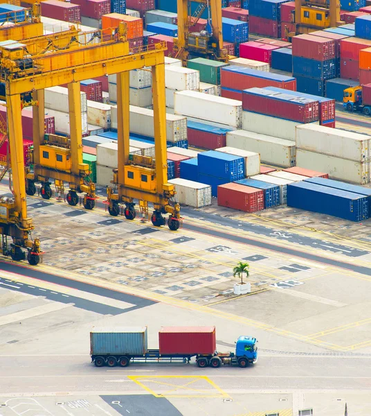 Konténer: seaport teherautó — Stock Fotó