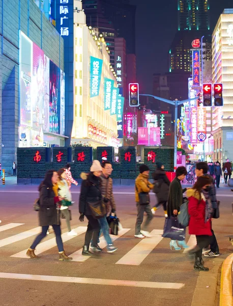 Menschen überqueren shanghai Straße, China — Stockfoto