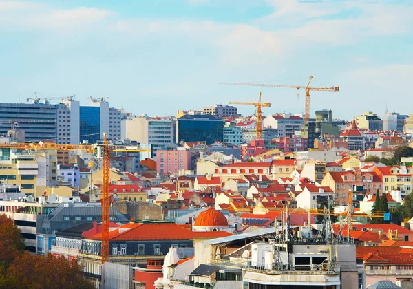 Byggkranar i Lissabon Downtown — Stockfoto