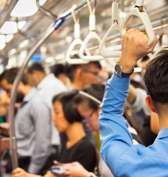 Lidé v přeplněném vlaku metra — Stock fotografie