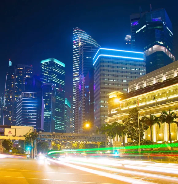 Движение по дороге в центре Сингапура — стоковое фото