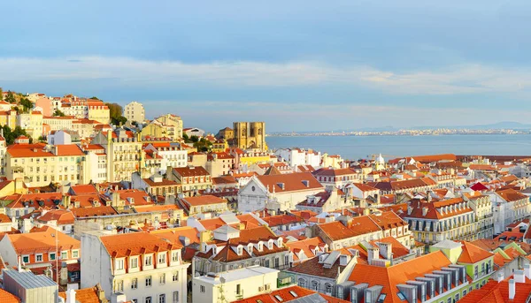 Uitzicht op de oude Tow Lissabon met Lisbon Cathedral — Stockfoto