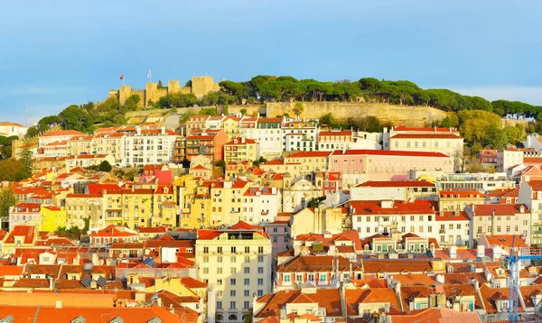 Uitzicht op de oude Tow Lissabon met Lissabon kasteel — Stockfoto