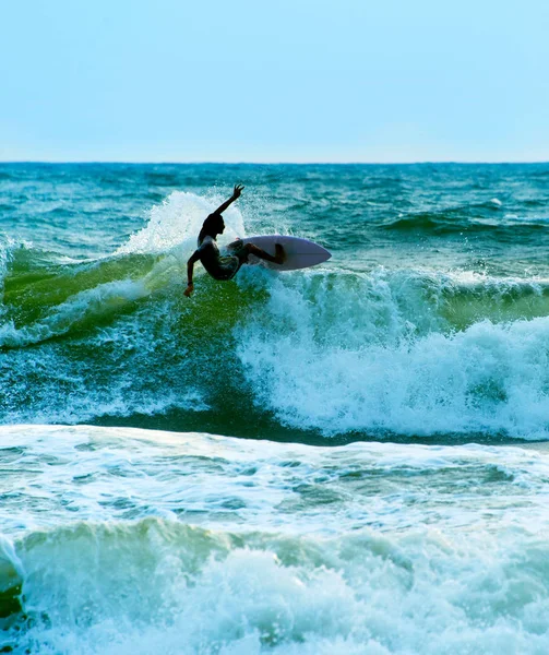 Surfista no oceano. Bali. — Fotografia de Stock