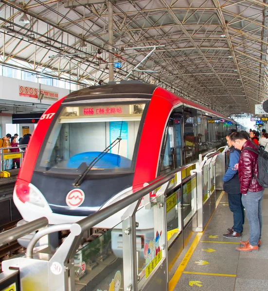 Shanghai metróállomástól emelvény, Kína — Stock Fotó