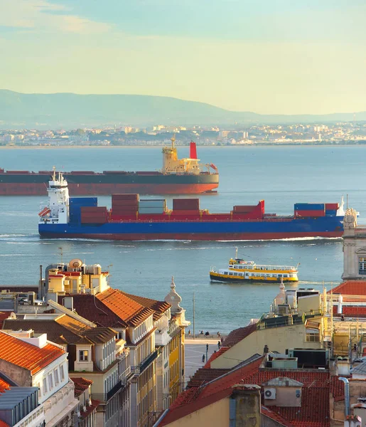 Lodě na řece Tejo v Lisabonu — Stock fotografie