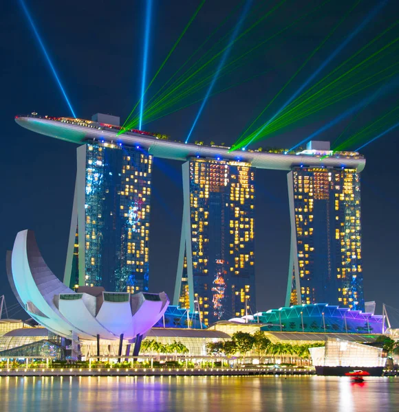 滨海湾的灯光秀。新加坡 — 图库照片