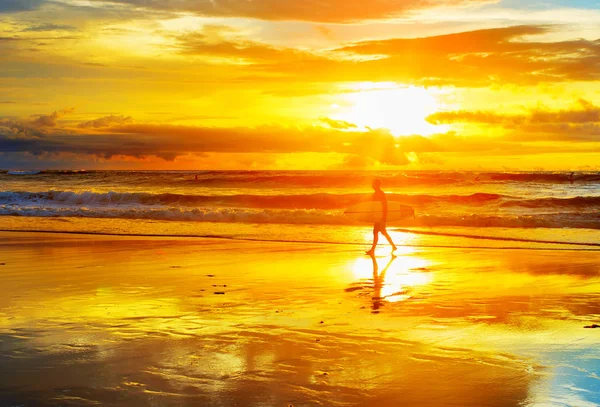 Surfista ao pôr do sol. Ilha de Bali — Fotografia de Stock