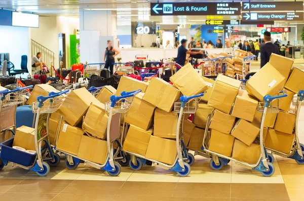 Caixas de papelão no aeroporto — Fotografia de Stock