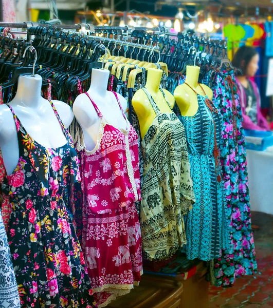 Vestidos no mercado noturno Tailândia — Fotografia de Stock