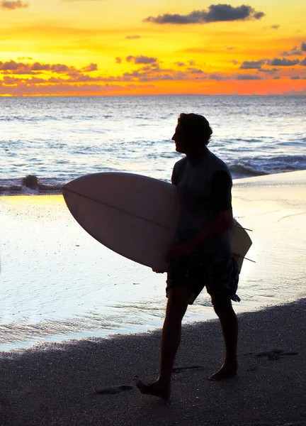 Surfer bei Sonnenuntergang. bali-Insel — Stockfoto