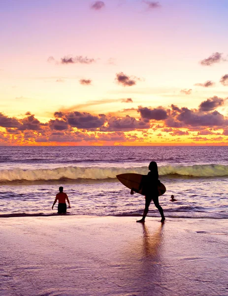 Pessoas na praia, silhueta — Fotografia de Stock