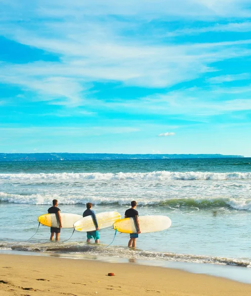 Groep van surfers met surfplanken — Stockfoto