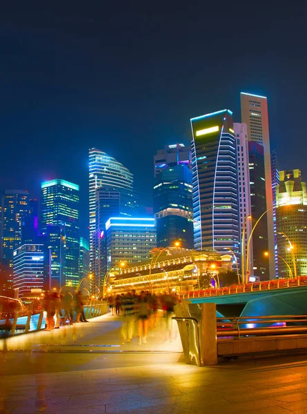 Singapur şehir merkezinde çok sayıda turist ile — Stok fotoğraf