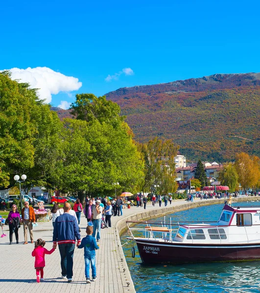 Gente caminando por el terraplén del lago Ohrid — Foto de Stock