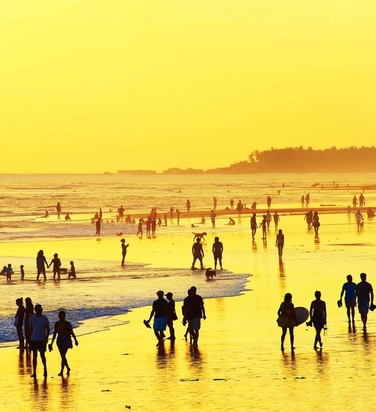 Les gens marchent sur la plage de l'océan — Photo