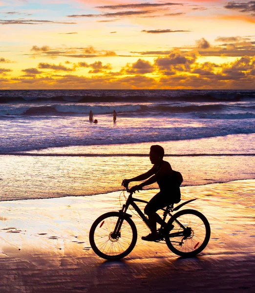 在日落时骑自行车的人 — 图库照片