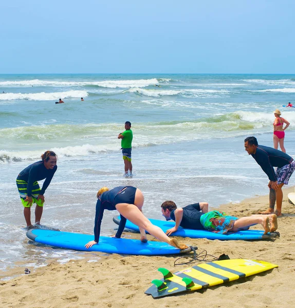 Ludzie nauki surfingu — Zdjęcie stockowe