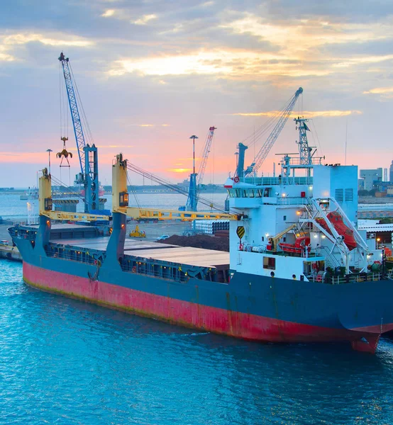 Porto de carga industrial, Itália — Fotografia de Stock