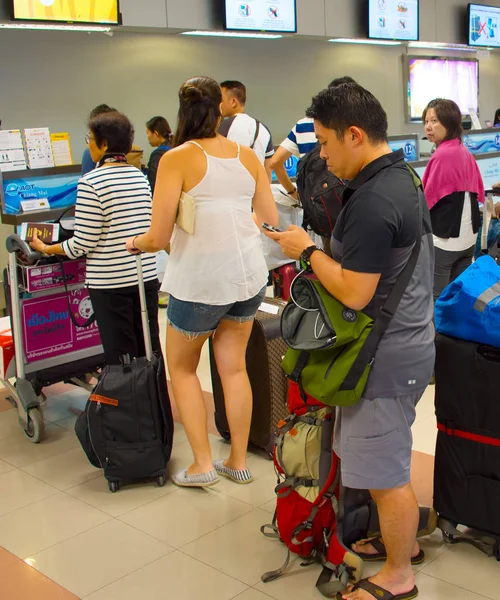 Wachtrijen op de luchthaven check-in balie — Stockfoto