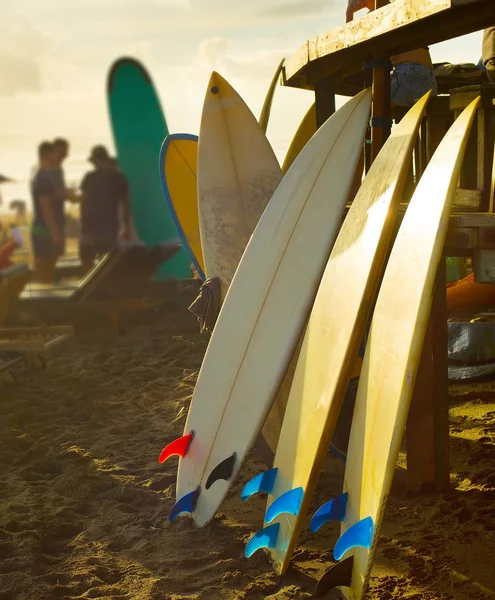 Surfbretter zum Verleih am Strand von Bali — Stockfoto