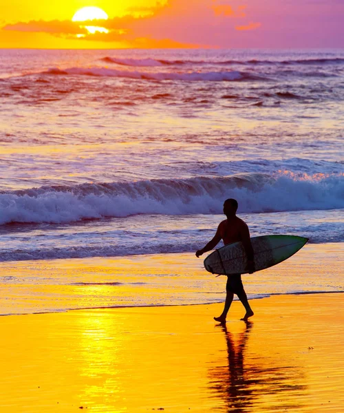 Surfista a piedi sulla spiaggia — Foto Stock