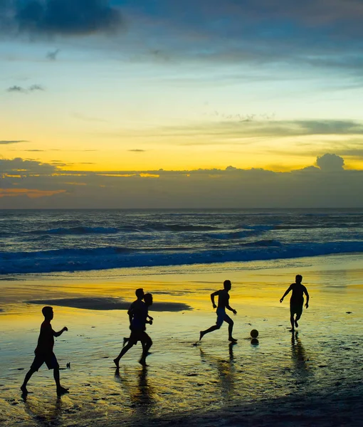 Gente jugando fútbol — Foto de Stock