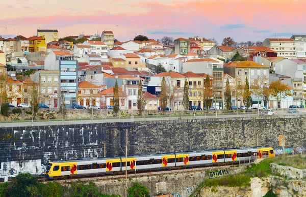 Şehirde tren. Porto, Portekiz — Stok fotoğraf