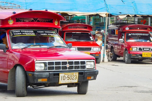 在公交车站上的车 — 图库照片