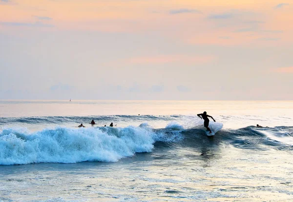 Surfare ridning en våg. Bali — Stockfoto