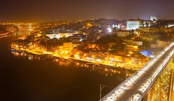 ポルト、ポルトガルの夜のスカイライン — ストック写真