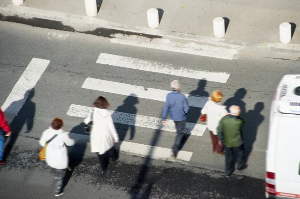 通りを横断する人々. — ストック写真