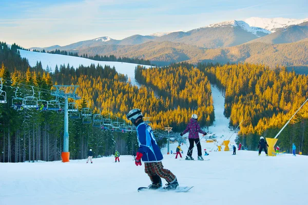 Skigebied bij zonsondergang — Stockfoto