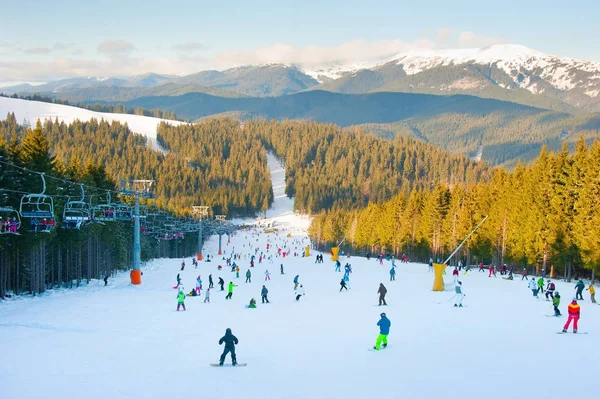Personnes à la station de ski — Photo