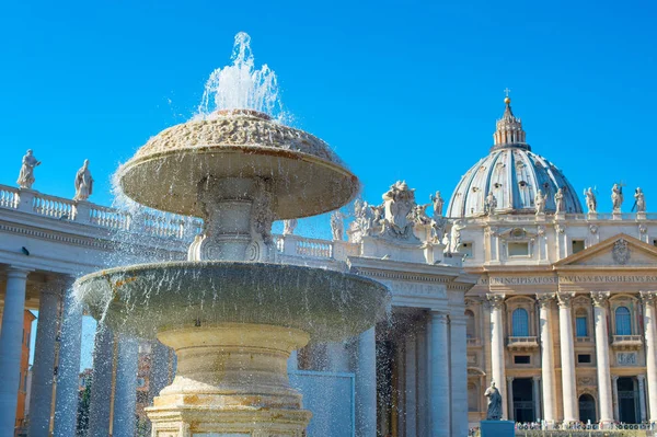 Fountain on the Saint Peter Square — Stock Photo, Image