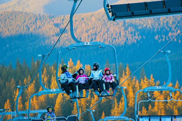 Familj vänner på ski resort — Stockfoto