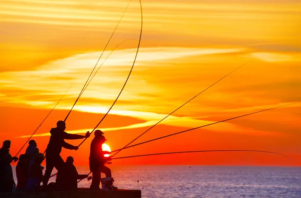 Grup bir iskelede balıkçılar — Stok fotoğraf