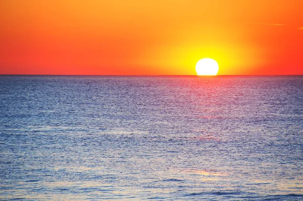 Мальовничі океану захід сонця — стокове фото