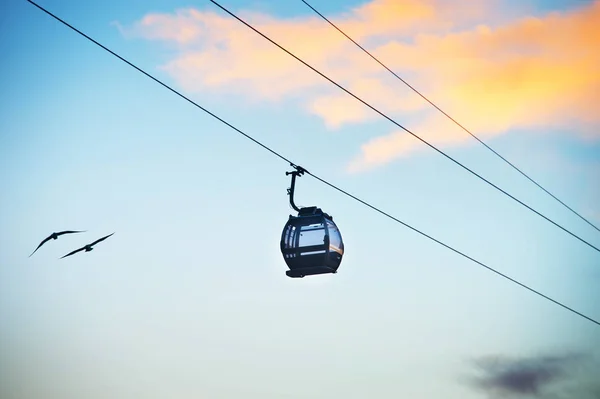 Teleférico ao pôr-do-sol — Fotografia de Stock