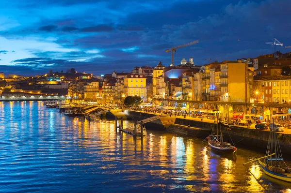 Vista nocturna de Oporto, Portugal —  Fotos de Stock