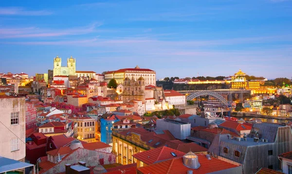 Porto Skyline in der Dämmerung, Portugal — Stockfoto