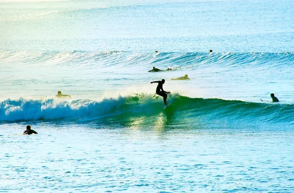 Surfers in de oceaan — Stockfoto